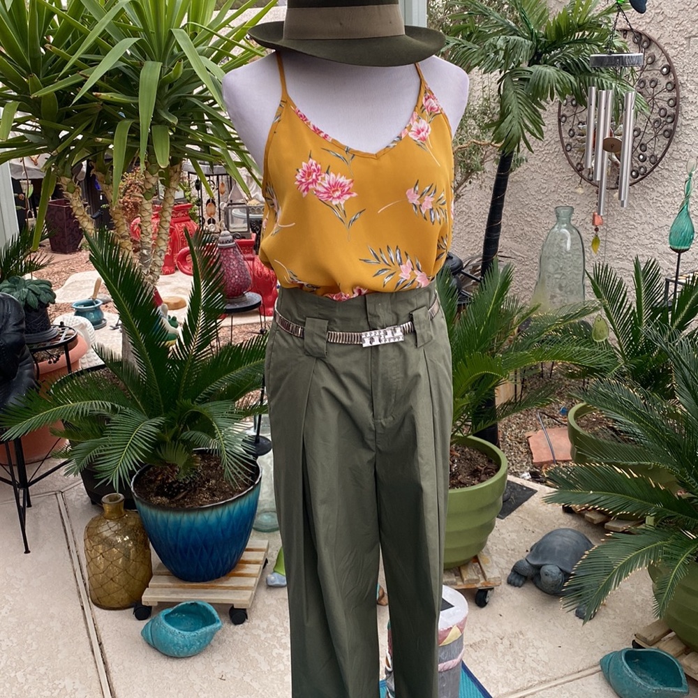 💚💚KHAKI GREEN PAPER BAG STYLE PLEATED ANKLE PANTS💚💚